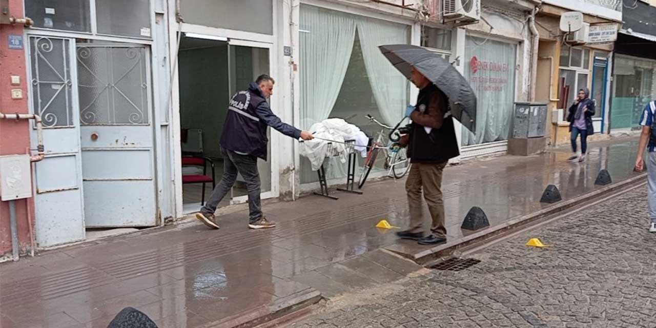 Sokak ortasında bıçaklandı