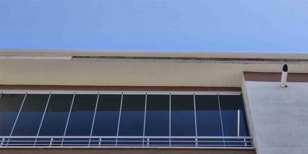 Apartmandan düşen beton parçaları aracın üzerine düştü
