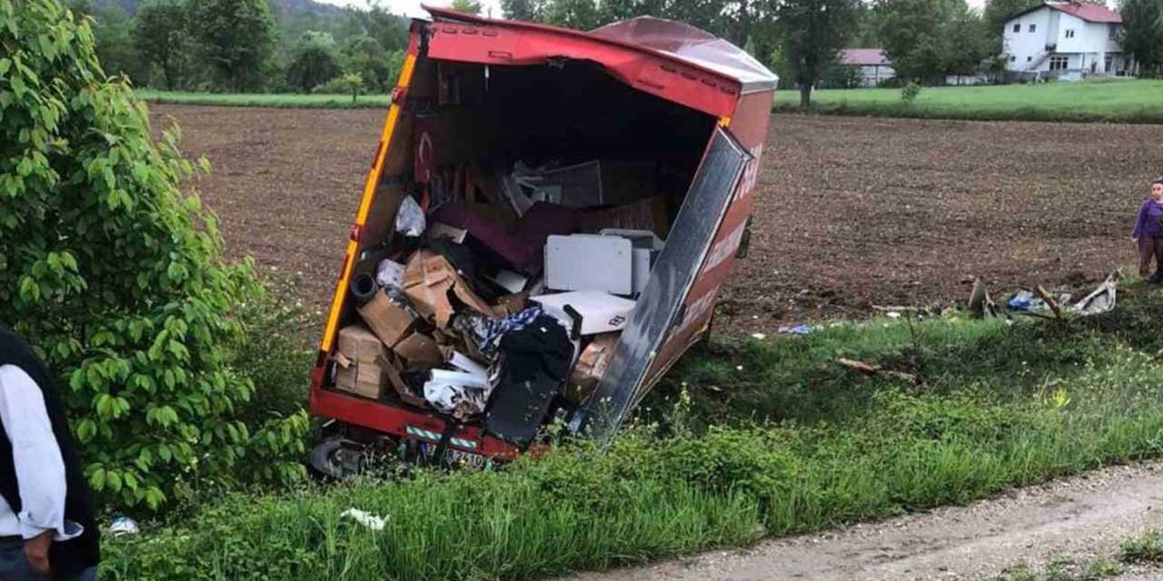 Ev eşyası taşıyan kamyon tarlaya uçtu: 2 yaralı