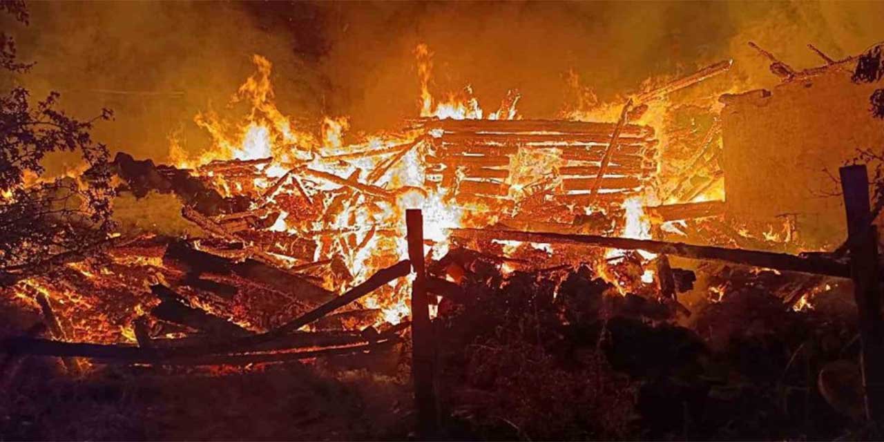 Alevlere teslim olan iki katlı ahşap ev küle döndü