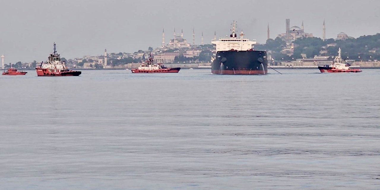 İstanbul Boğazı’nda gemi trafiği çift yönlü ve geçici olarak askıya alındı