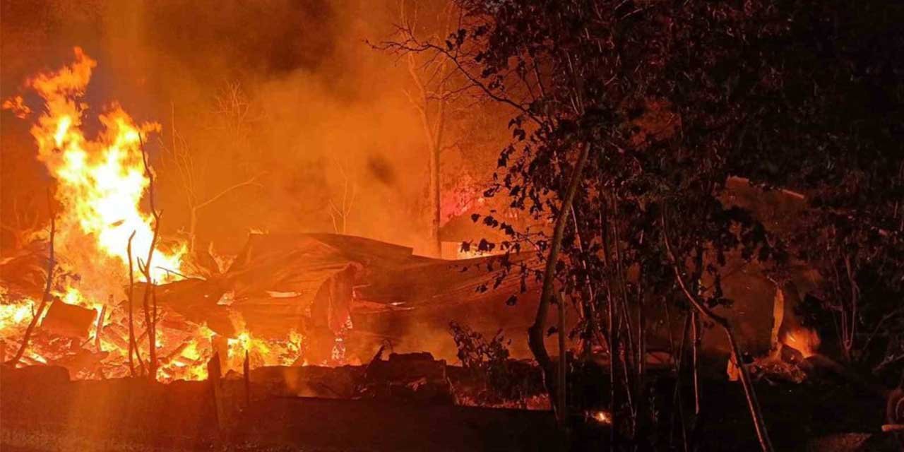 Sobadan çıkan yangın iki evi küle çevirdi