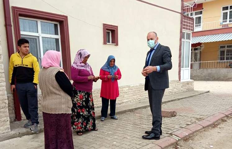 Kapı kapı dolaşarak vatandaşı dinliyor
