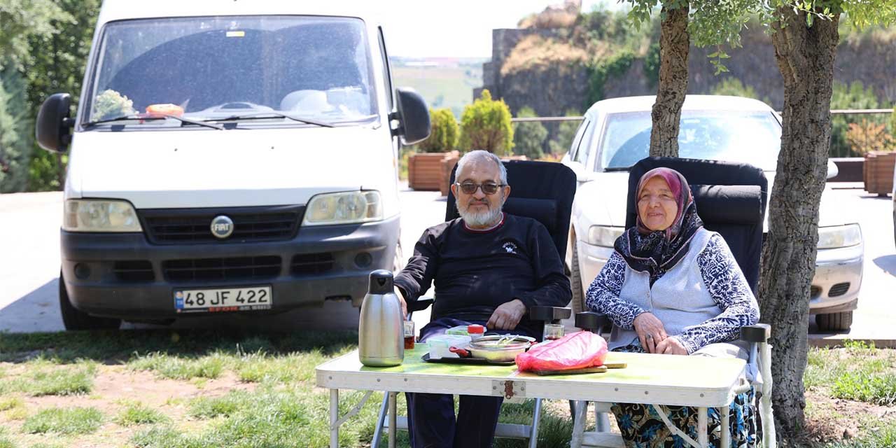 70 yaşındaki çift karavanla Türkiye turunda