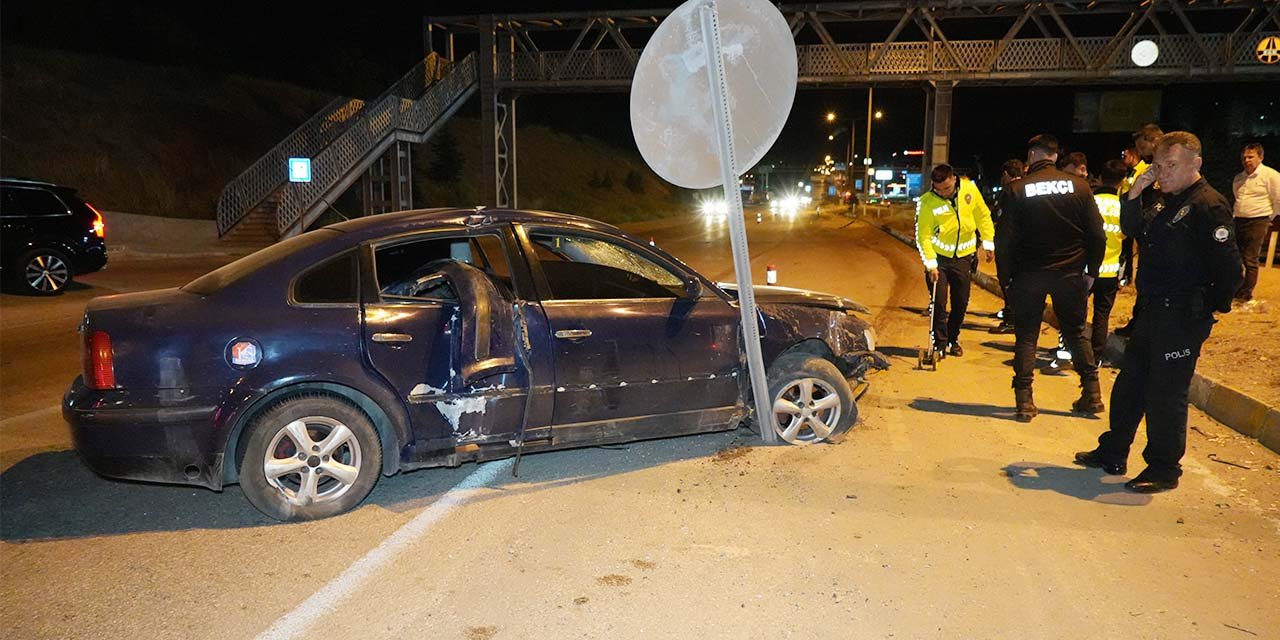 Kırıkkale’de refüje çarpan otomobil sürüklendi