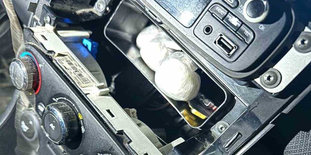 Otomobilin multimedya bölümünden uyuşturucu çıktı