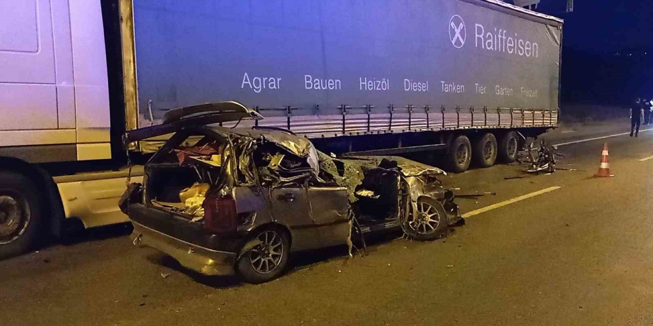 Tıra çarpan otomobil hurdaya döndü