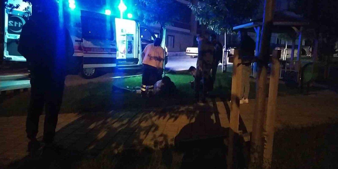 Parkta silahlı saldırıya uğrayan genç yaralandı
