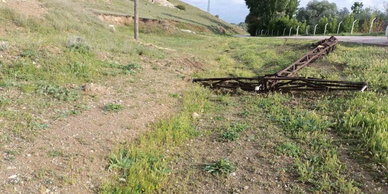 Kontrolden çıkan araç elektrik direğine çarptı: 2 yaralı