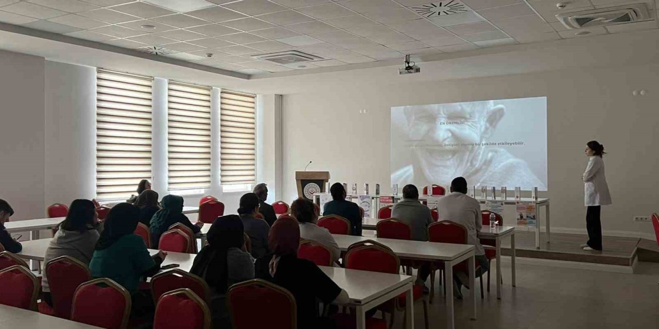 Üniversite öğrencilerinden huzurevi personeline eğitim