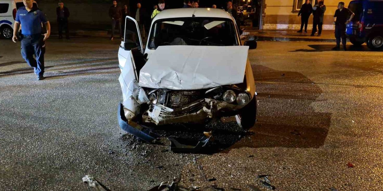 Otomobil ve ticari araç çarpıştı