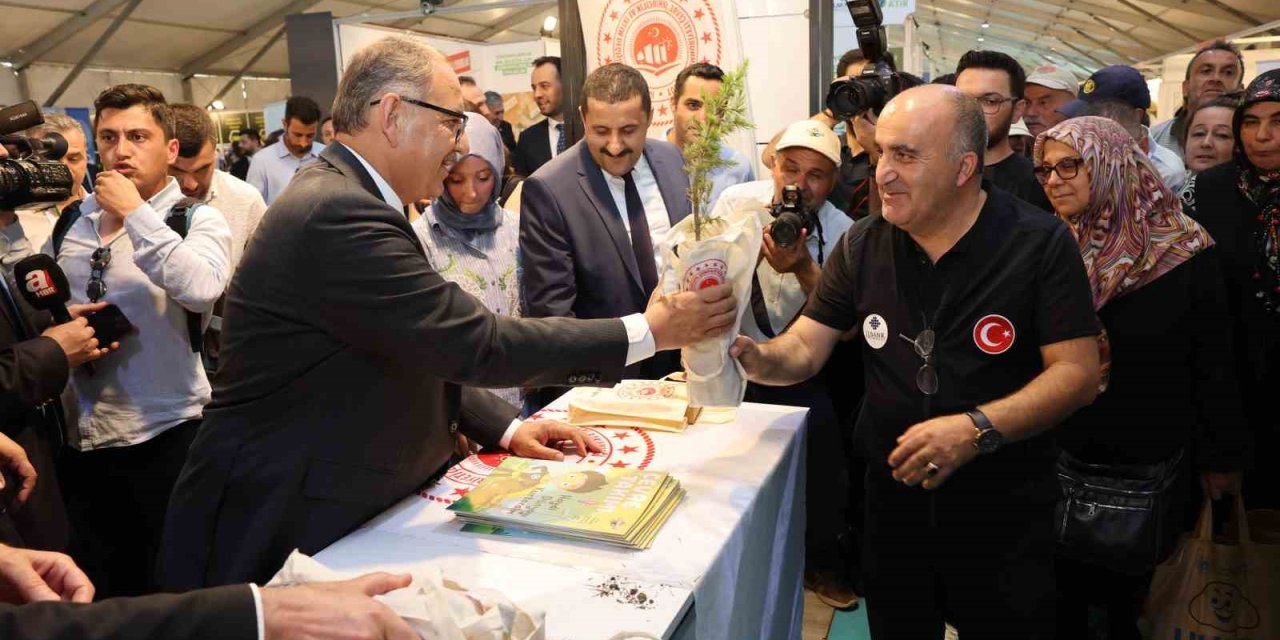 Bakan Özhaseki ÇEVREFEST stantları ziyaret etti