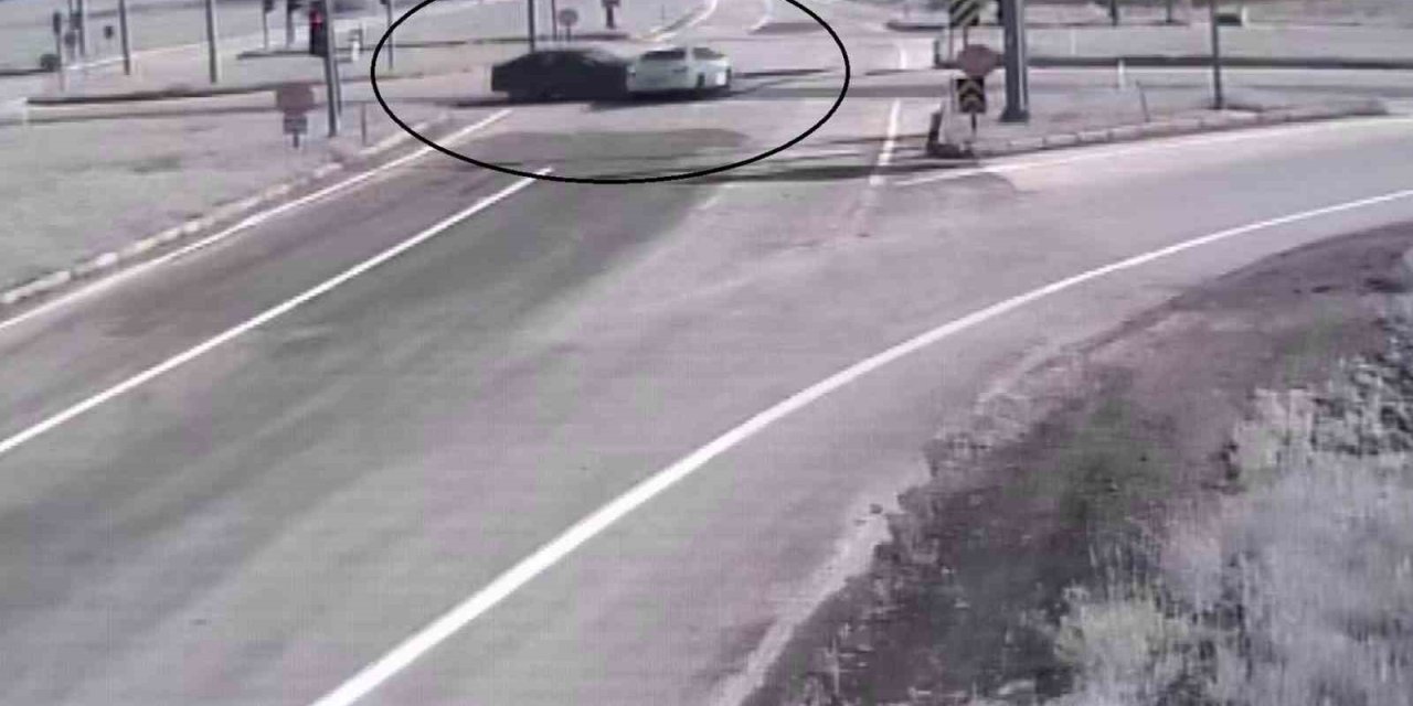 Kırmızı ışık ihlali kazaya sebep oldu: 3 yaralı