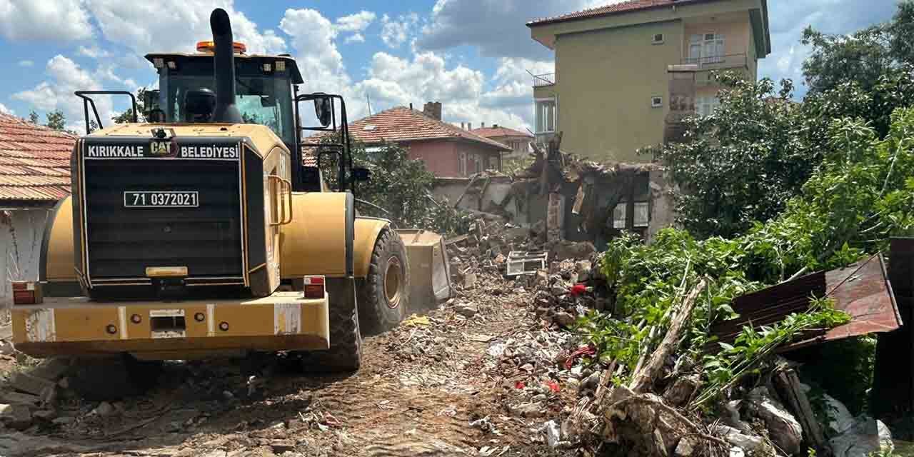Kırıkkale’de metruk binalar yıkılıyor