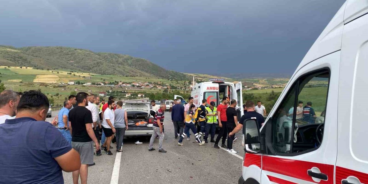 3 araç birbirine girdi: 10 kişi yaralandı