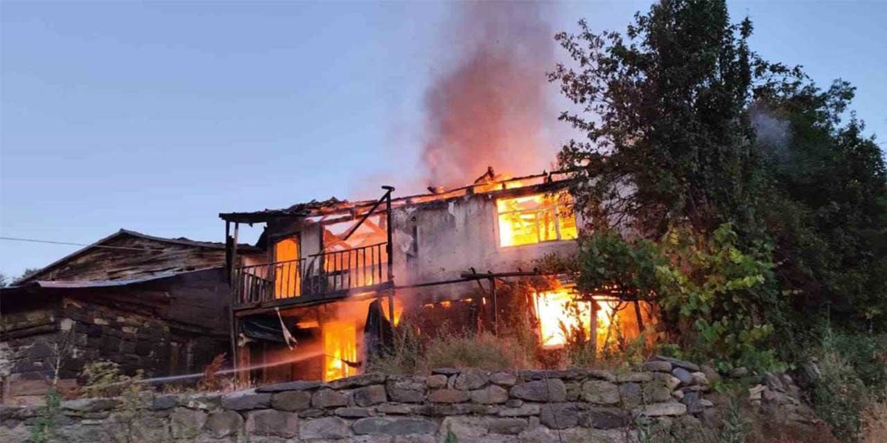 Alevlere teslim olan ev küle döndü