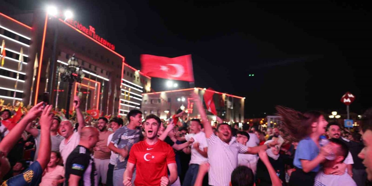 Ay yıldızlı galibiyet Keçiören’de dev ekranda