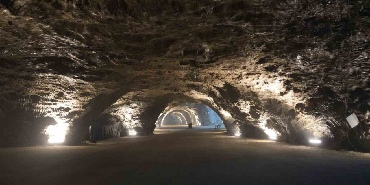 Hititlerden kalan tuz mağarası büyük ilgi görüyor