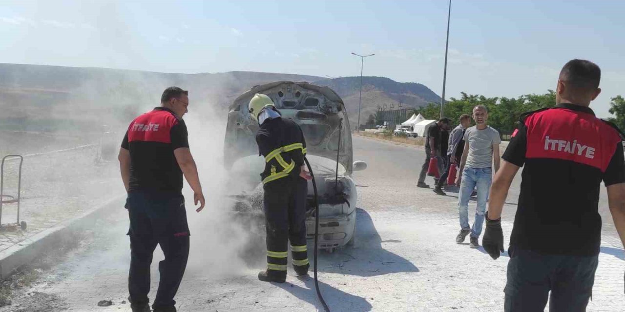 Otomobilde çıkan yangını itfaiye ekipleri söndürdü