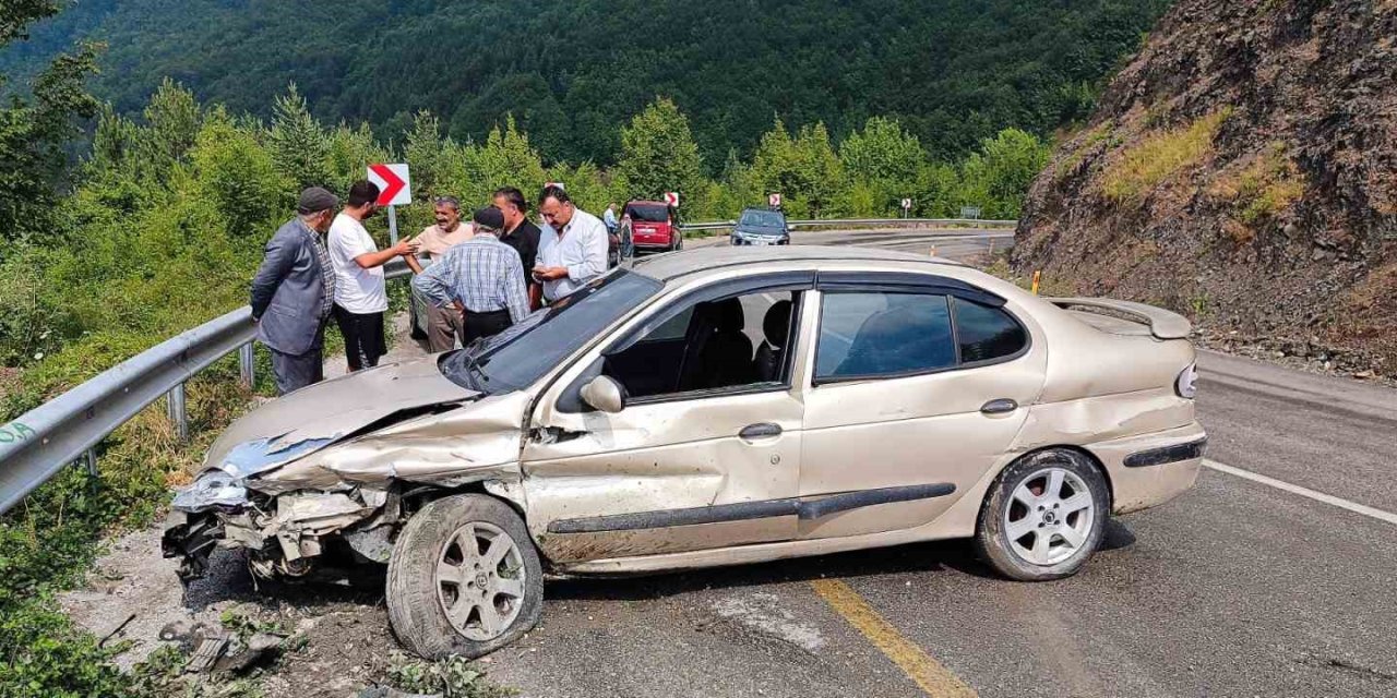 Kastamonu’da iki otomobil çarpıştı: 2 yaralı