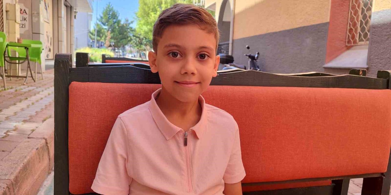 9 yaşında Türkiye’nin en genç yazarı olmak istiyor