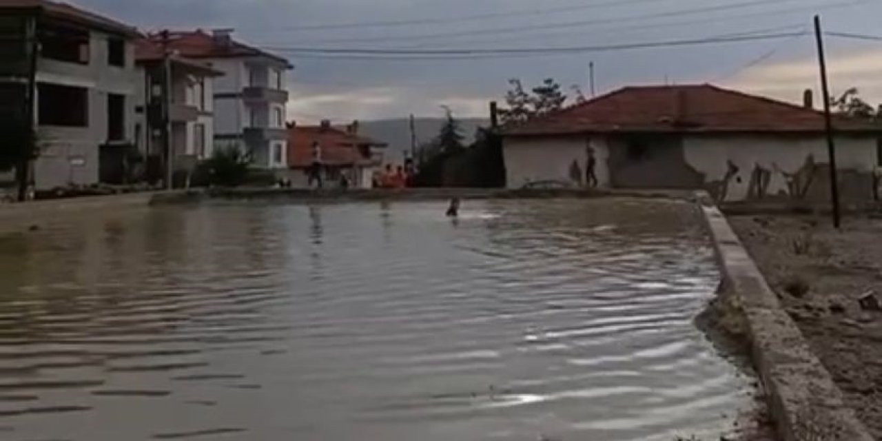 Çocuklar su birikintisinde yüzerek serinledi