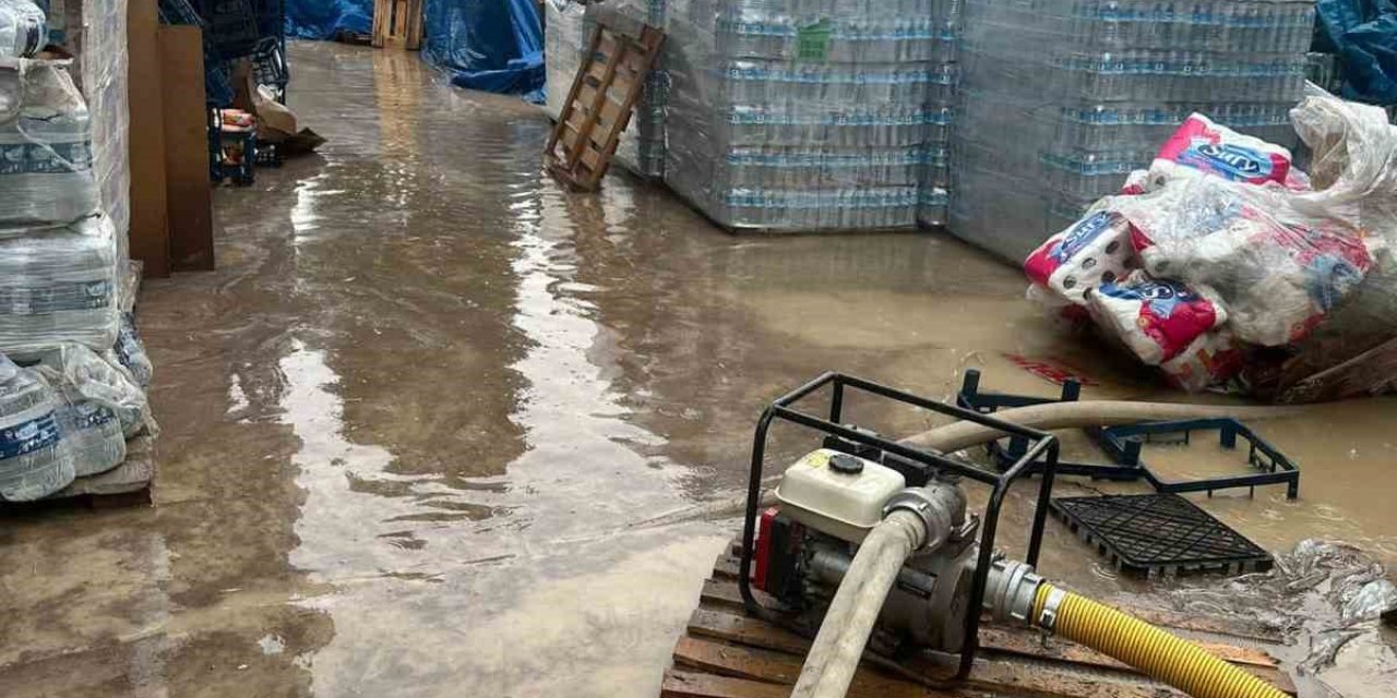 Ev ve işyerlerini su bastı