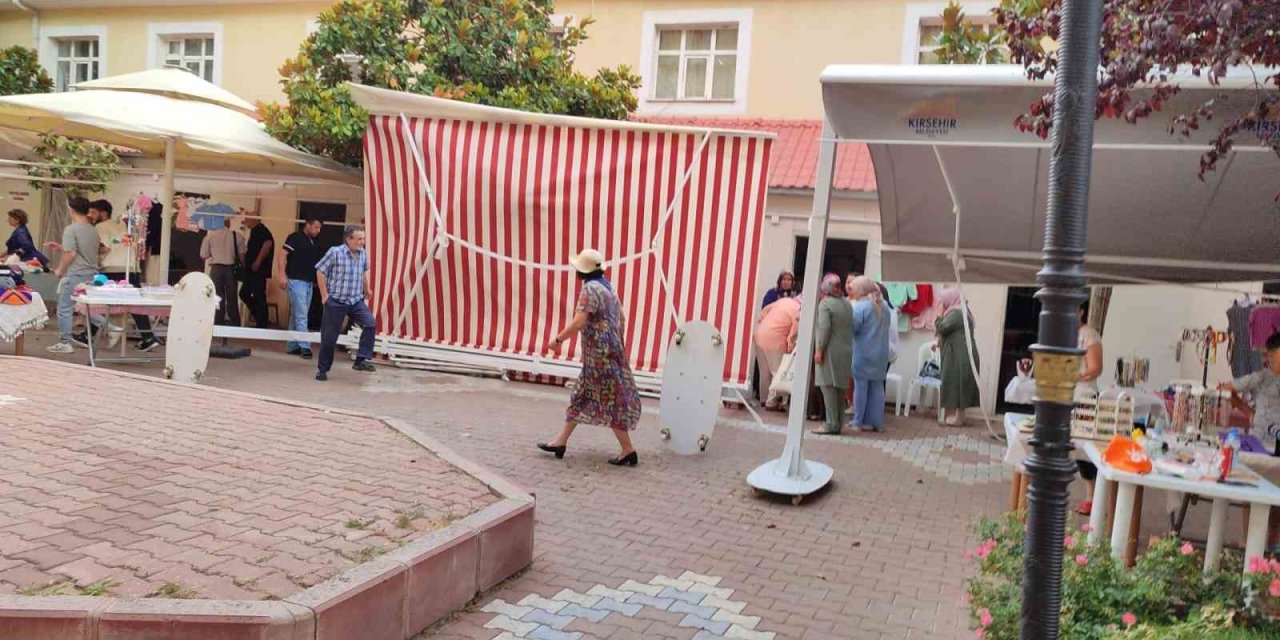 Şiddetli rüzgar nedeniyle pazardaki tente devrildi: 1 yaralı