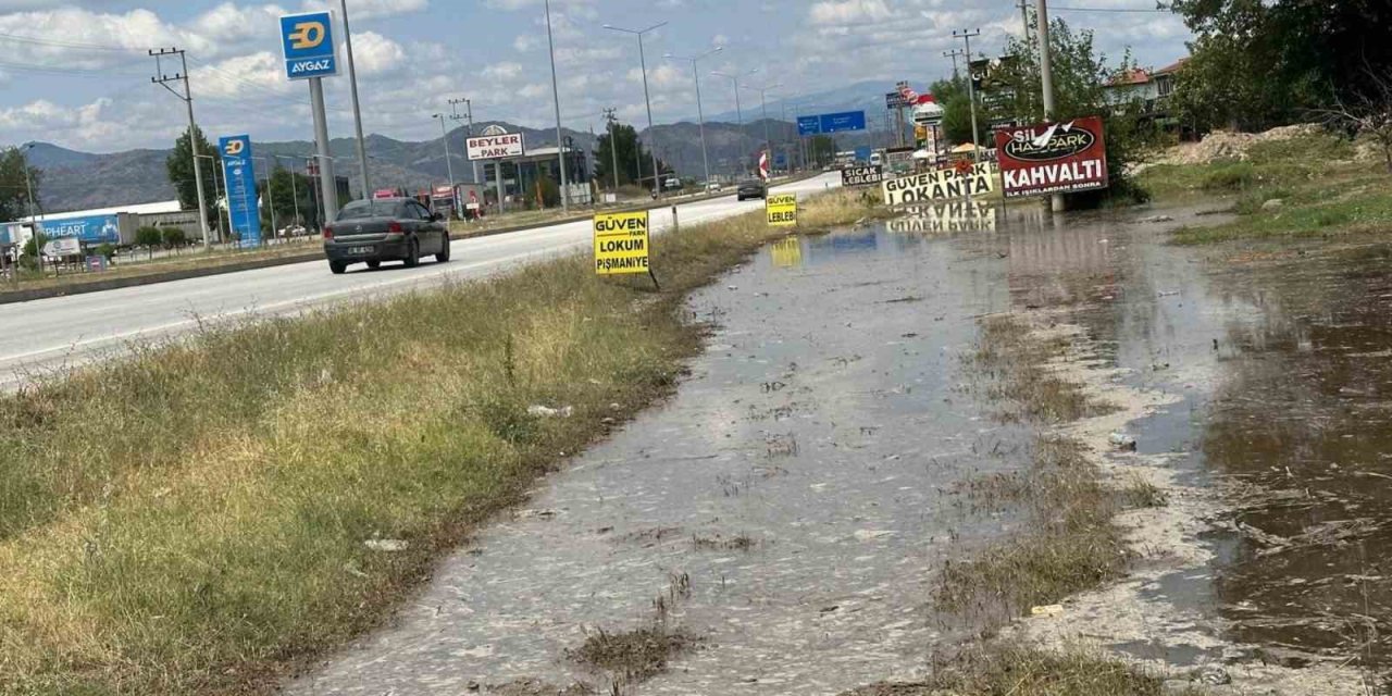 Karayolu kenarındaki menfez işlevini yitirince araziler suyla doldu