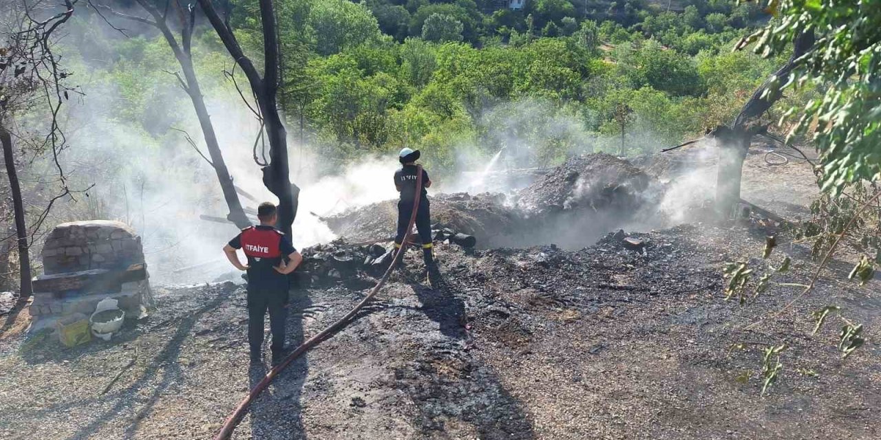 Alevlere teslim olan evi küle döndü