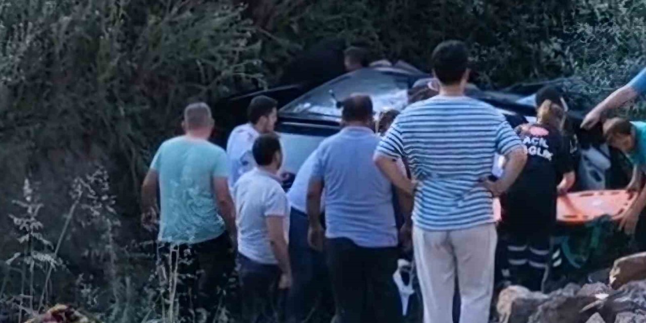 Uçuruma yuvarlanan otomobildeki yaralıları kurtarmak için insan zinciri oluşturdular