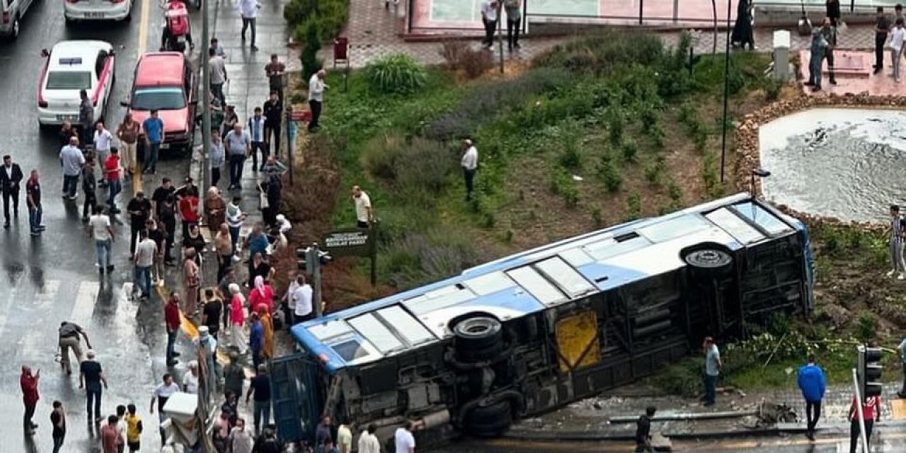 Ankara’da belediye otobüsü devrildi: 5 yaralı