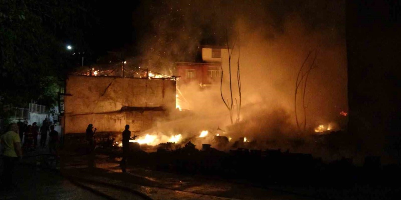 Çankırı’da 3 ev alevlere teslim oldu