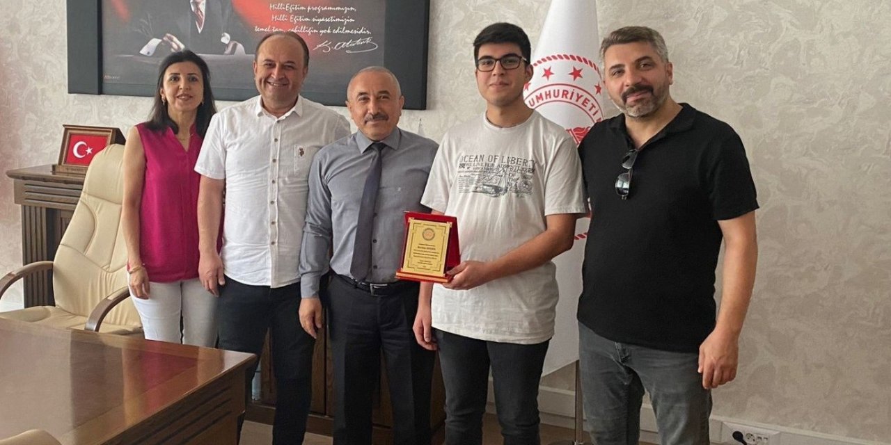 Milli Eğitim Müdürü’nden başarılı öğrenciler ödül