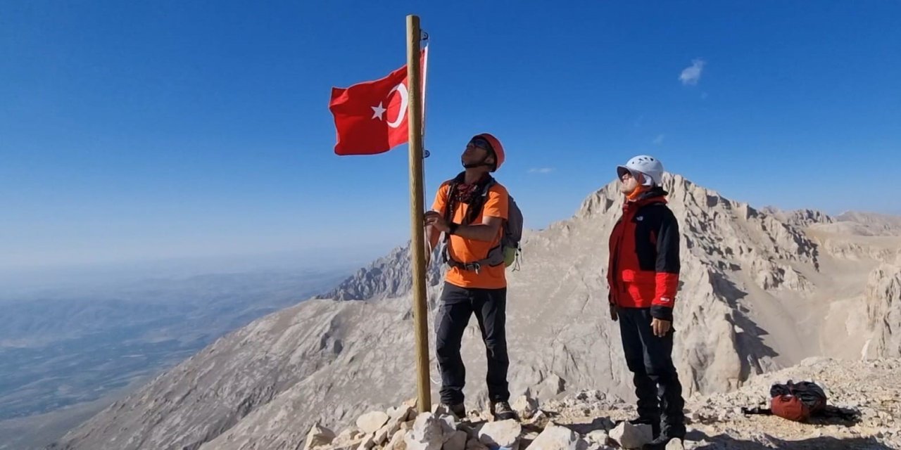 Kırşehir’de dağcılar, 3 bin 560 metrelik Eznevit Zirvesi’ne tırmandı