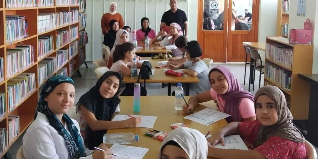 Kur’an Kursu öğrencileri kütüphanede
