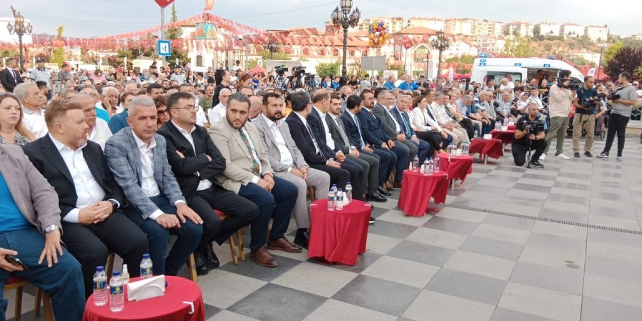 Keçiören Belediyesi vatandaşlara aşure ve lokma dağıttı
