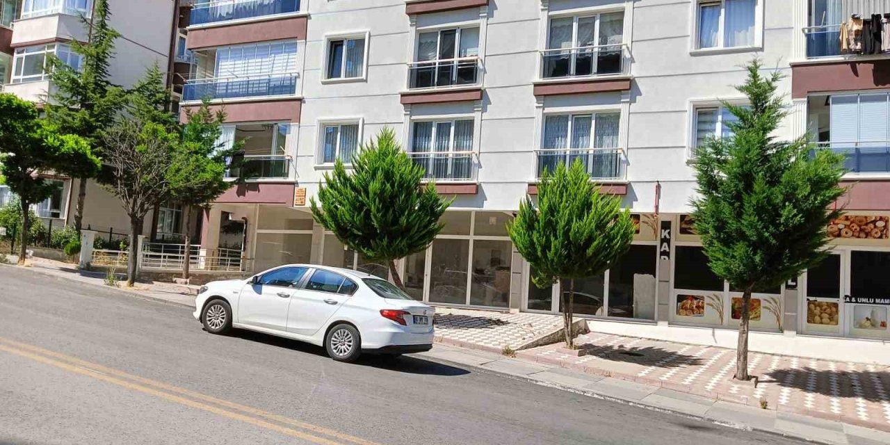 Küfür etmemeleri için uyardığı kişiler evini kurşunlayıp taş yağmuruna tuttu