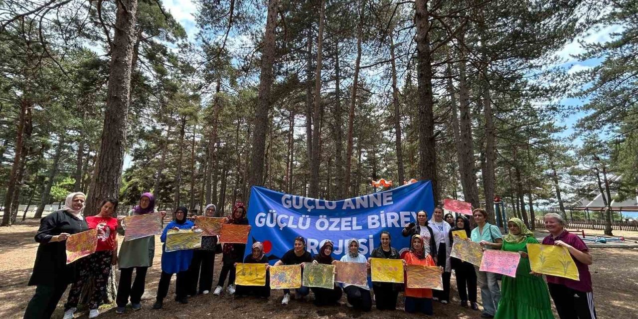 Kastamonu’da özel bireyler ile anneleri, doğada ebru yaparak stres attı