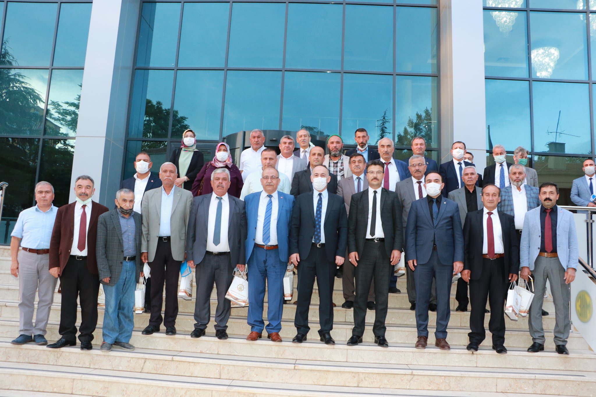 9 mahalle konağı, 10 adet çok amaçlı spor sahası yapılacak