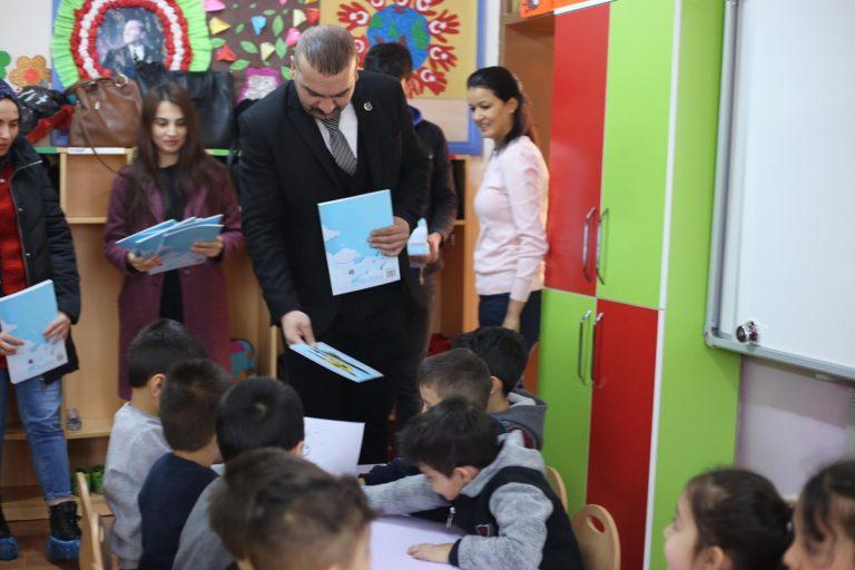 Ülkü Ocakları Öğrencilere Boyama Kitabı Dağıttı