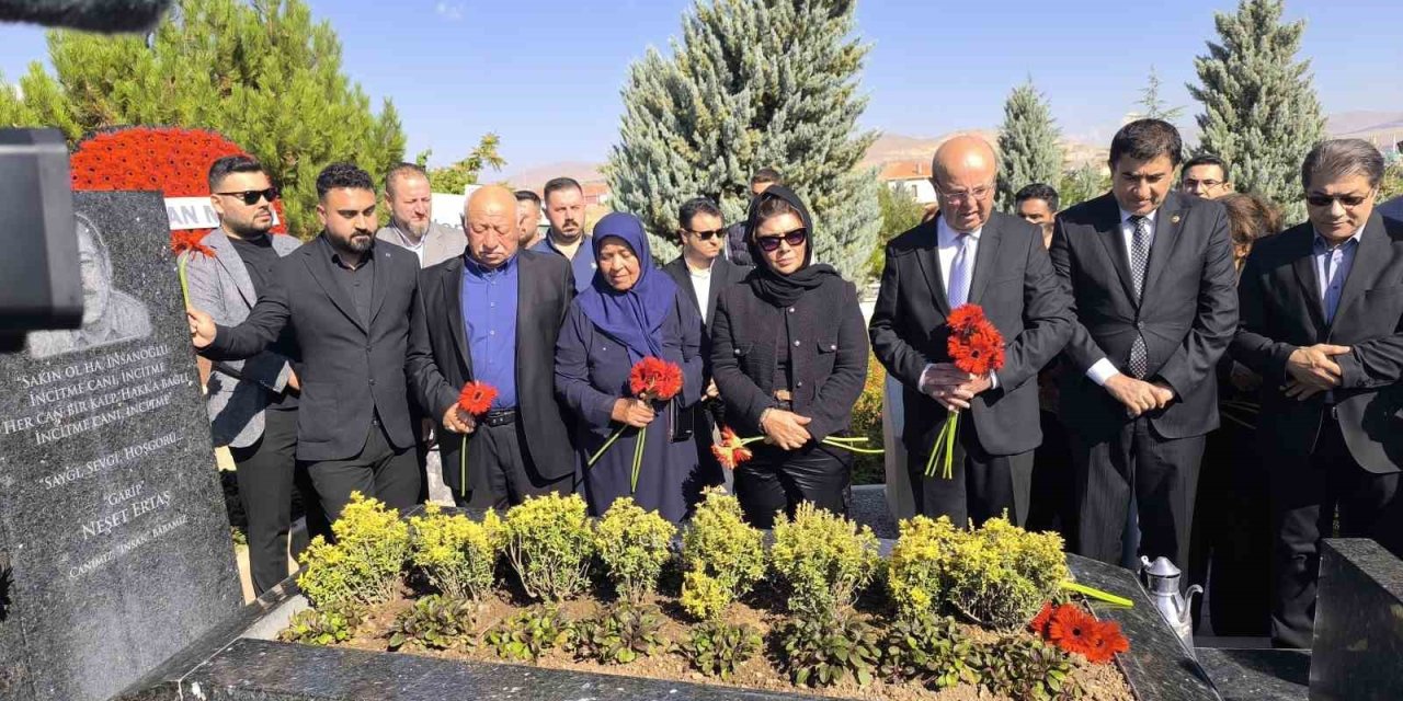 Neşet Ertaş, mezarı başında anıldı