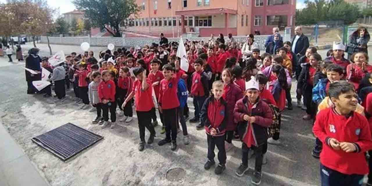 Öğrenciler Kızılay’ın yardım eli olmayı etkinliklerle öğrendi