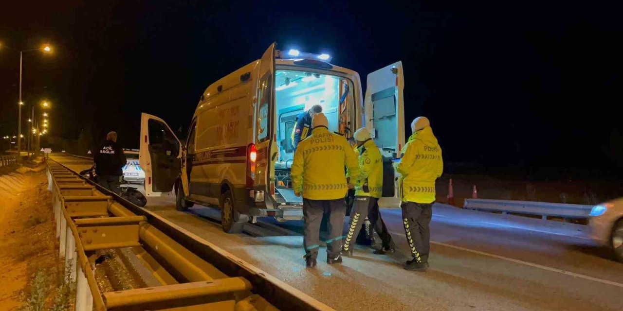 Kontrolden çıkan motosiklet bariyerlere çarptı