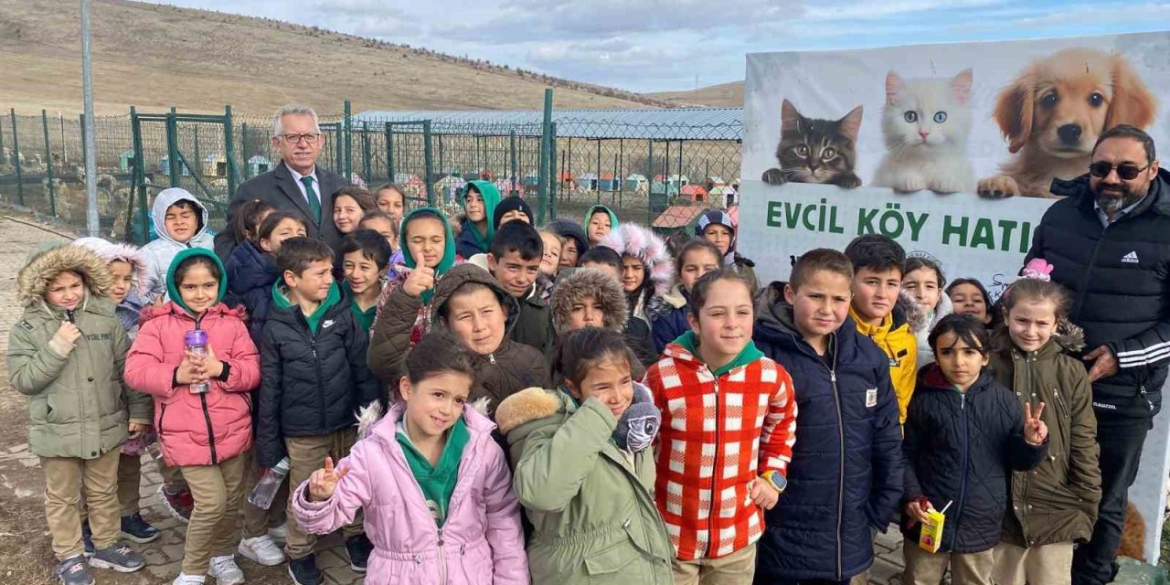 Evcil Köy’de çocuklar ve gençler, patili dostlarla buluştu