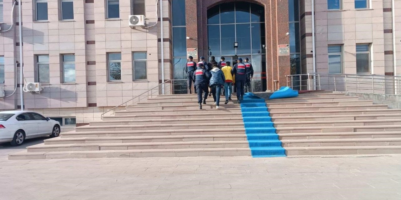 Jandarmanın dur ihtarına uymayan 3 kişi cezaevi firarisi çıktı