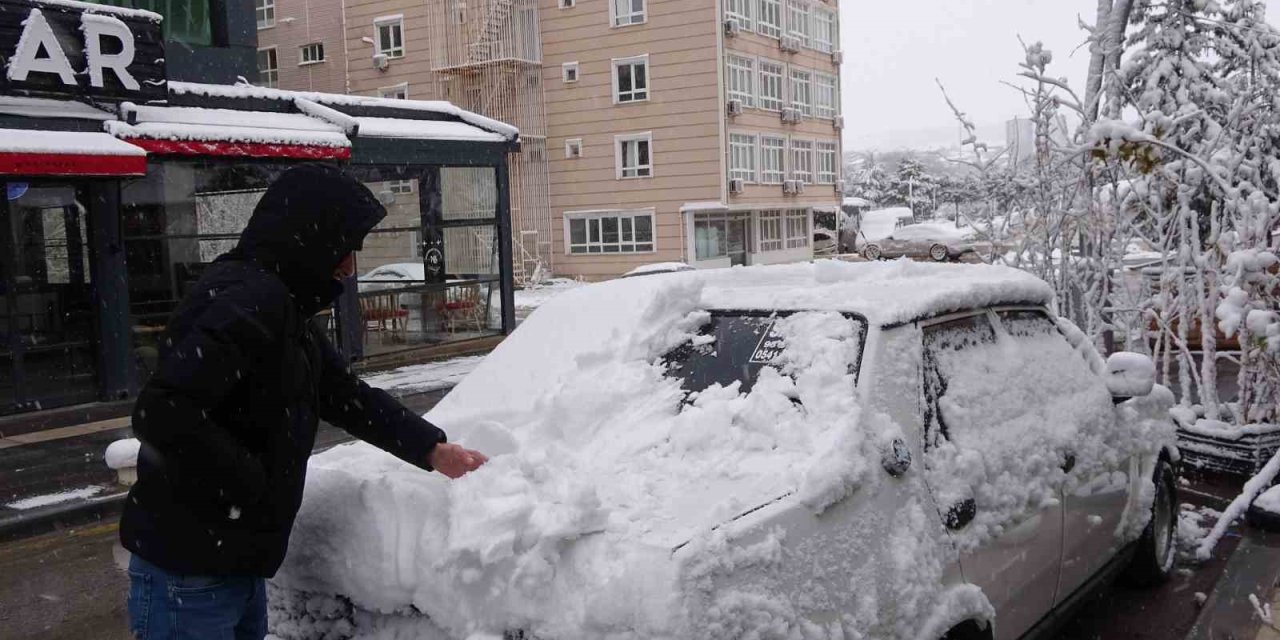 Yozgat’ta yılın ilk kar yağışı kenti beyaza bürüdü