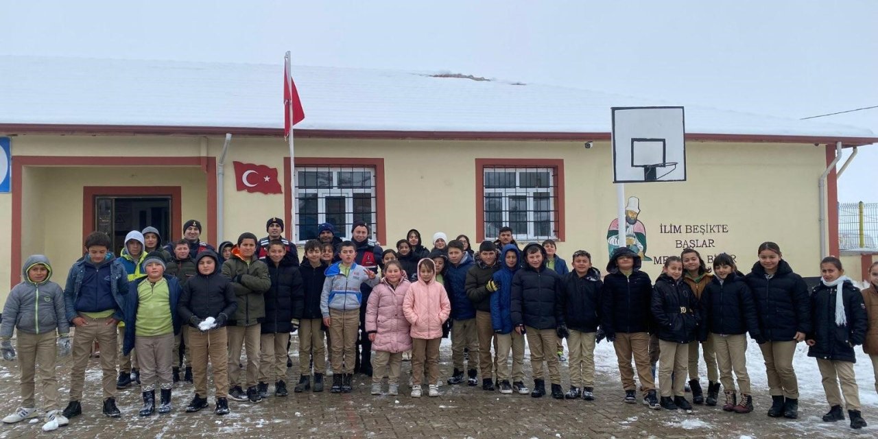 Jandarma, öğrenciler ile kartopu oynadı