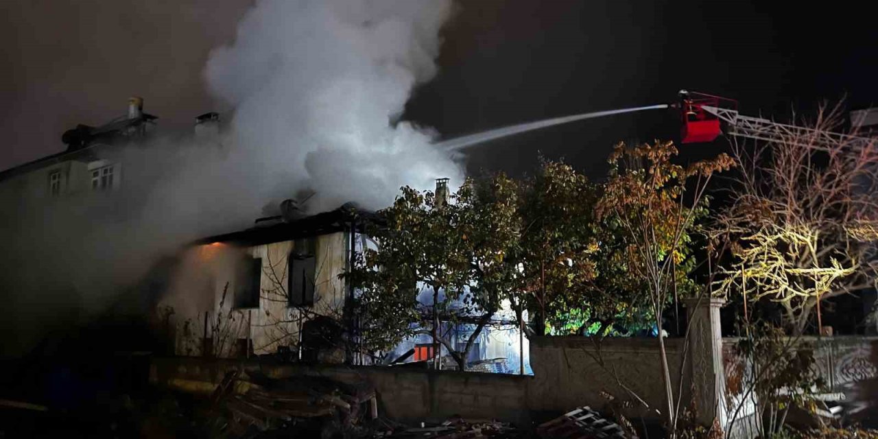 Kastamonu’daki yangında ev kullanılamaz hale geldi