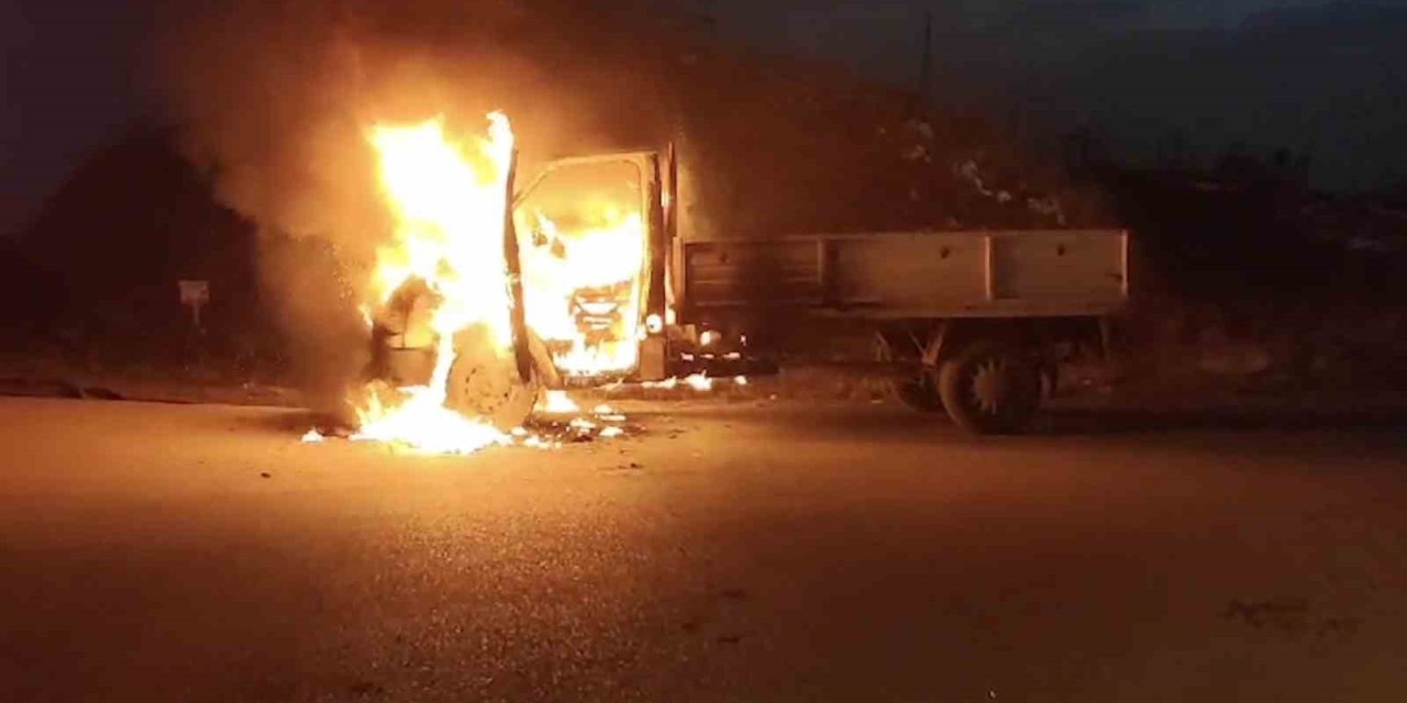 Seyir halindeki kamyonet alev alev yandı